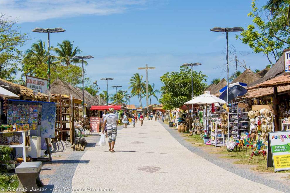 Imagem do calçadão com quiosques de souvenir-Coroa Vermelha.